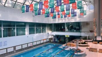 حمام سباحة داخلي