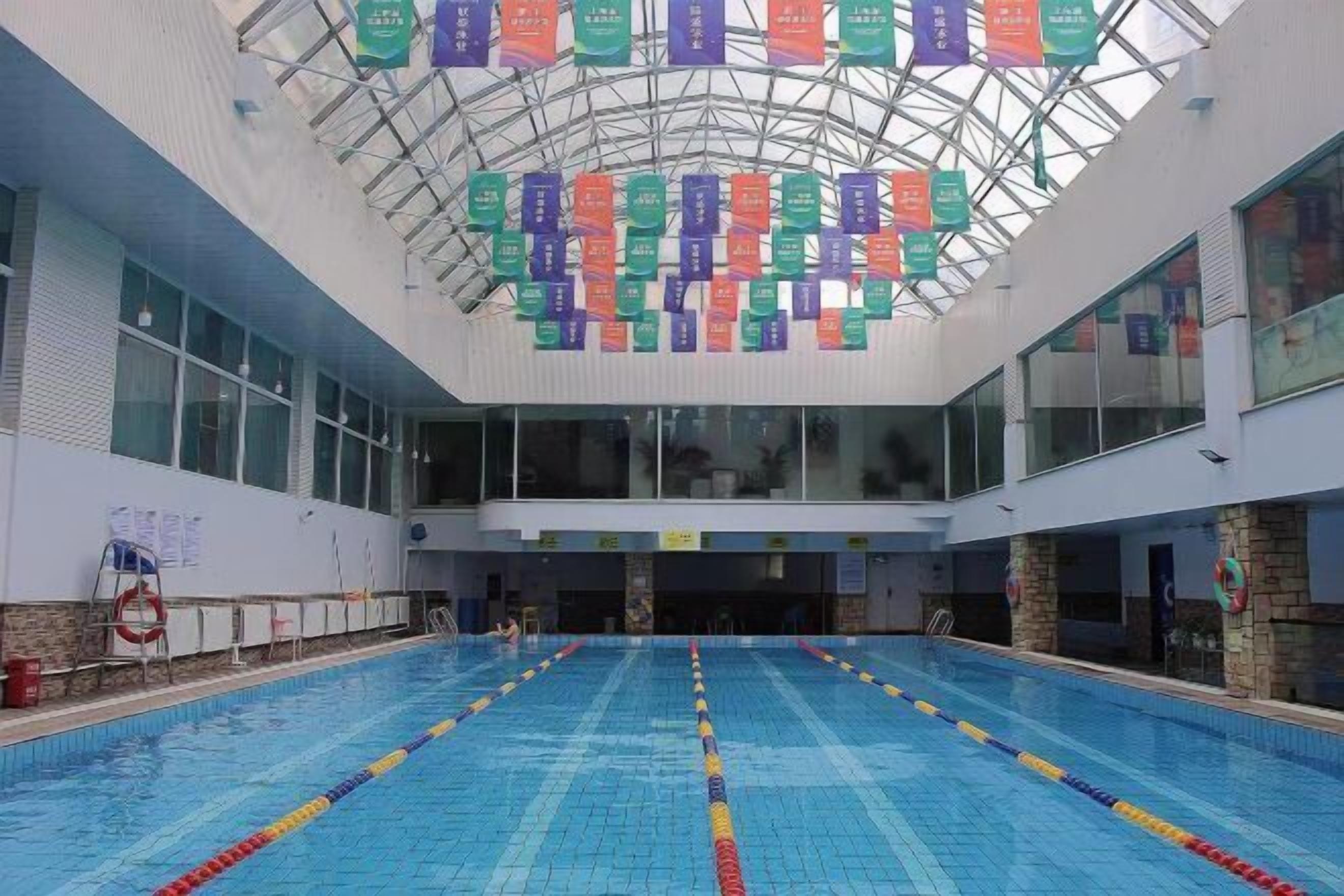 حمام سباحة داخلي