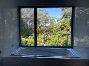 Hiustenkuivaaja, pyyhkeet, saippua, vessapaperi