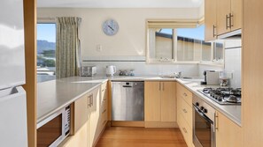 Fridge, oven, stovetop, dishwasher