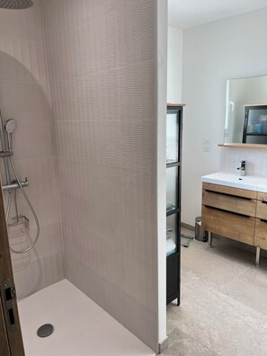 Shower, hair dryer, toilet paper - Family villa with pool (Moussac)