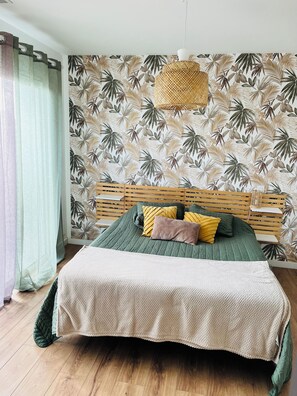 3 bedrooms, WiFi - Family villa with pool (Moussac)