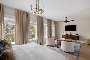 4 slaapkamers, een strijkplank/strijkijzer, gratis wifi, beddengoed