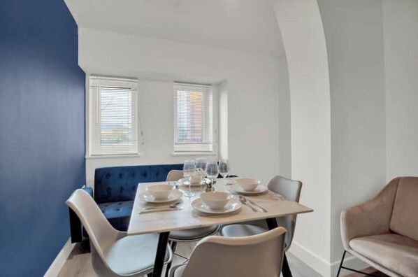Dining - The Zenith Suite Sleeps 3 Silkworks Apartments (Coventry)