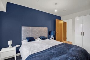 1 bedroom, iron/ironing board, WiFi, bed sheets - The Zenith Suite Sleeps 3 Silkworks Apartments (Coventry)