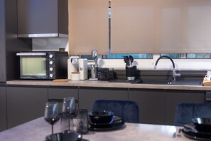 Svit Design - kök - bottenvåning | Eget kök | Stort kylskåp, mikrovågsugn, spishäll och espressobryggare