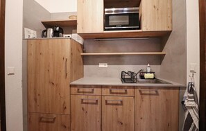 Fridge, oven, stovetop, coffee/tea maker