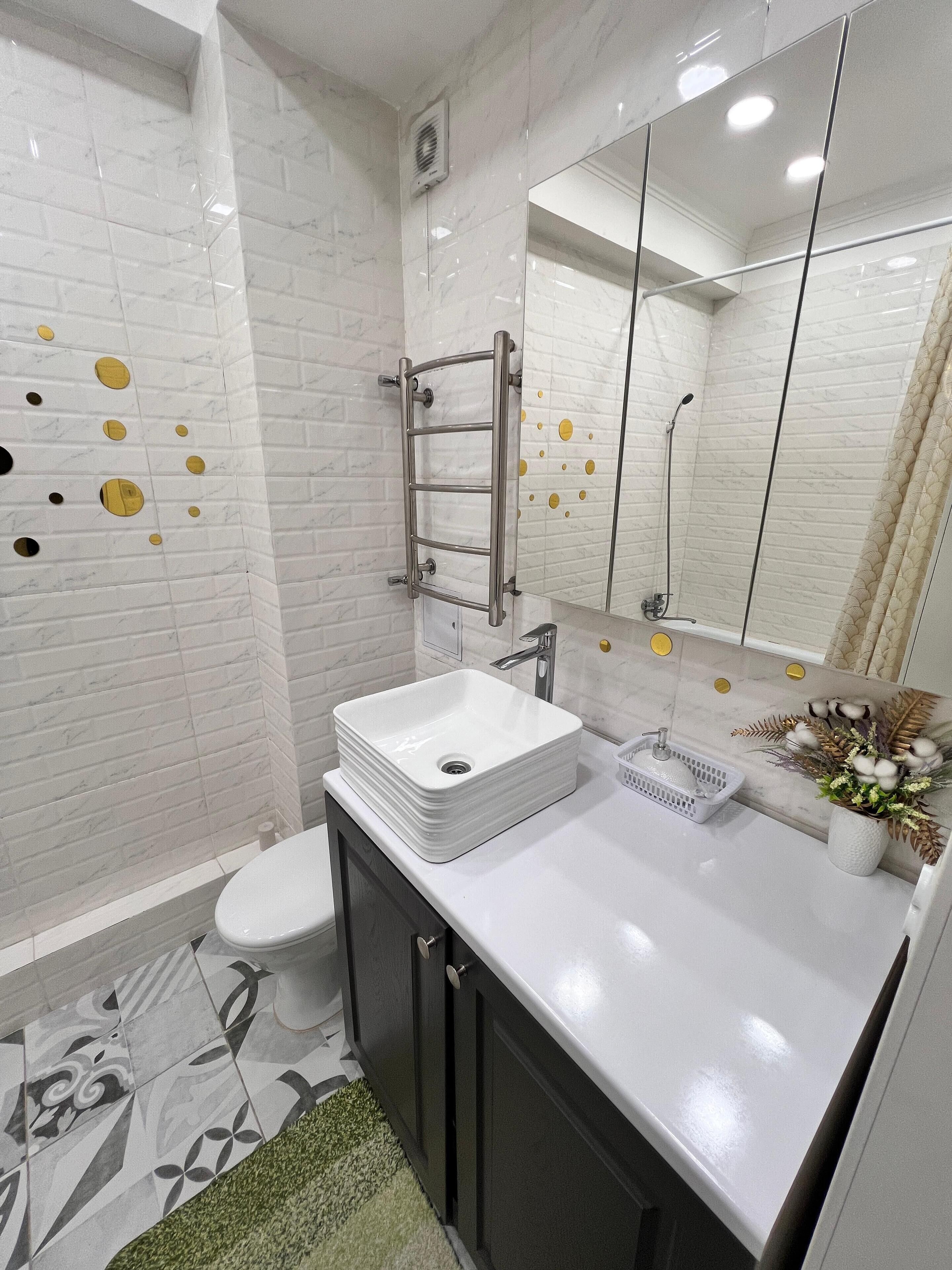 舒适公寓式客房, 1 张特大床和 1 张沙发床, 允许带宠物, 庭院景观 | 浴室 | 拖鞋