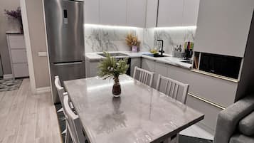 Comfort-Apartment, 1 King-Bett und Schlafsofa, Haustiere gestattet, Blick auf den Innenhof | Eigene Küche