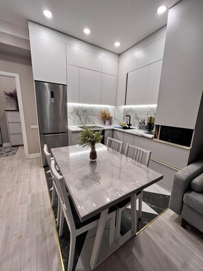 Comfort-Apartment, 1 King-Bett und Schlafsofa, Haustiere gestattet, Blick auf den Innenhof | Eigene Küche