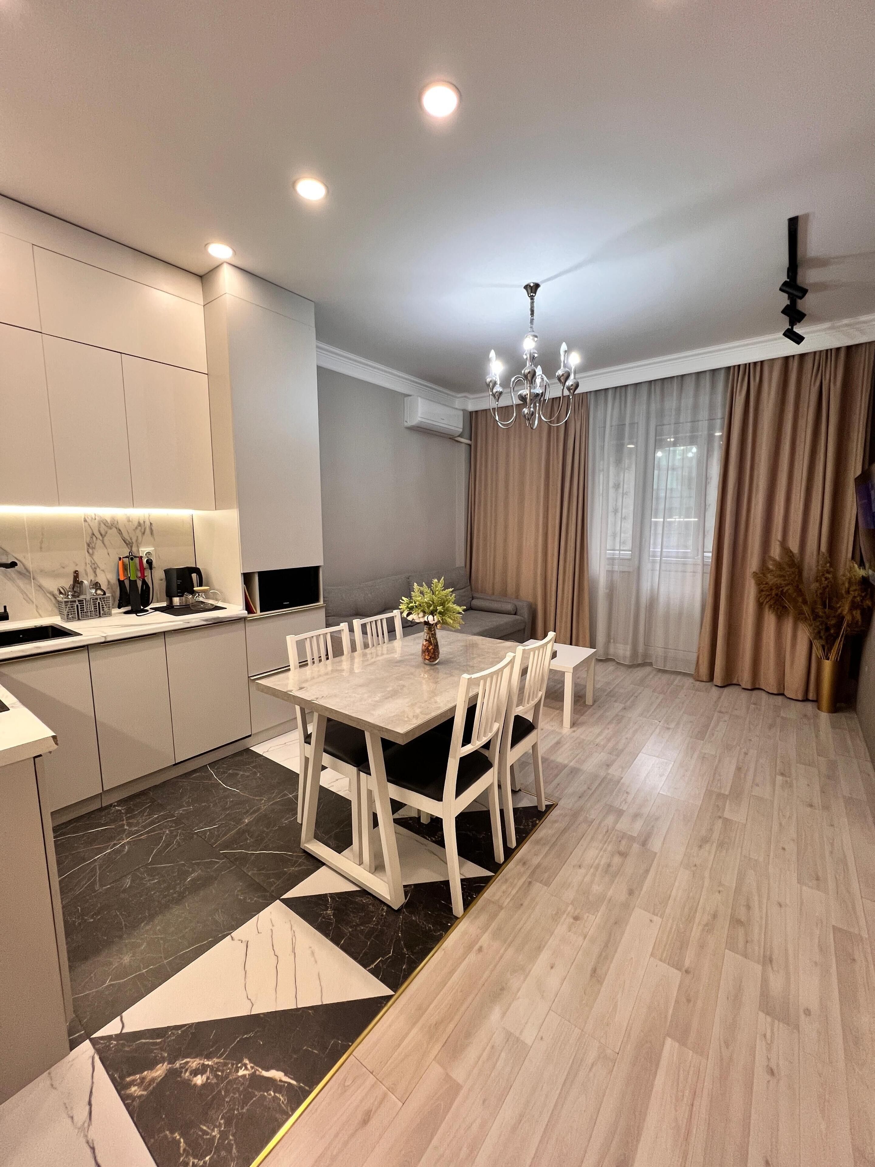 Appart'hôtel Confort, 1 très grand lit et 1 canapé-lit, animaux de compagnie acceptés | Coin séjour