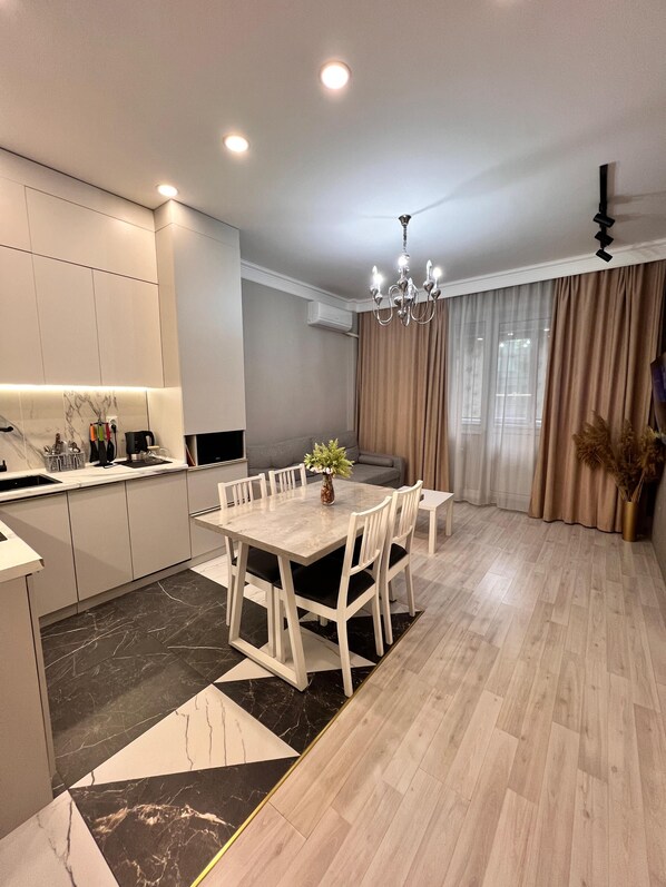 Condo Confort, 1 cama King size y sofá cama, se aceptan mascotas, vista al patio | Área de sala de estar