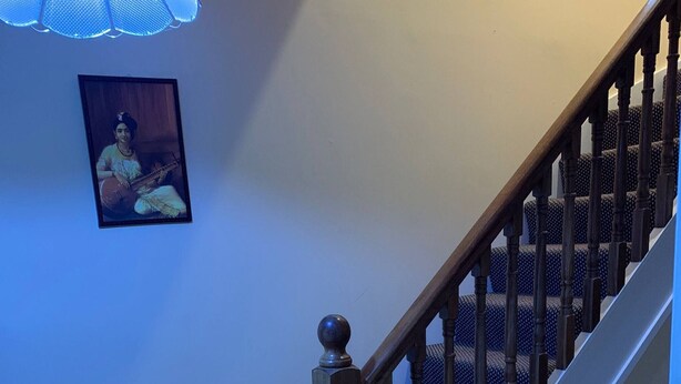 A staircase with wooden balusters and a carpeted landing. - Room-two Rooms Total 5 Persons max (Dublin)