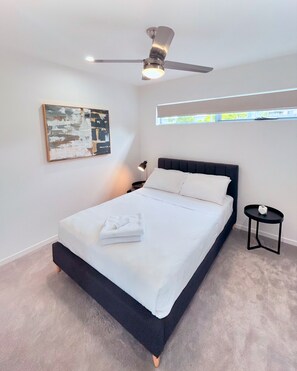 2 camere, una scrivania, ferro/asse da stiro, culla da viaggio