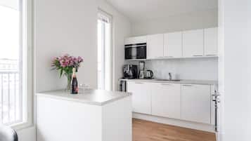 Full-sized fridge, microwave, oven, stovetop