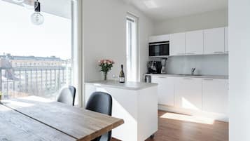 Deluxe Apartment, 1 Queen Bed with Sofa bed, Kitchen, City View | Dining room