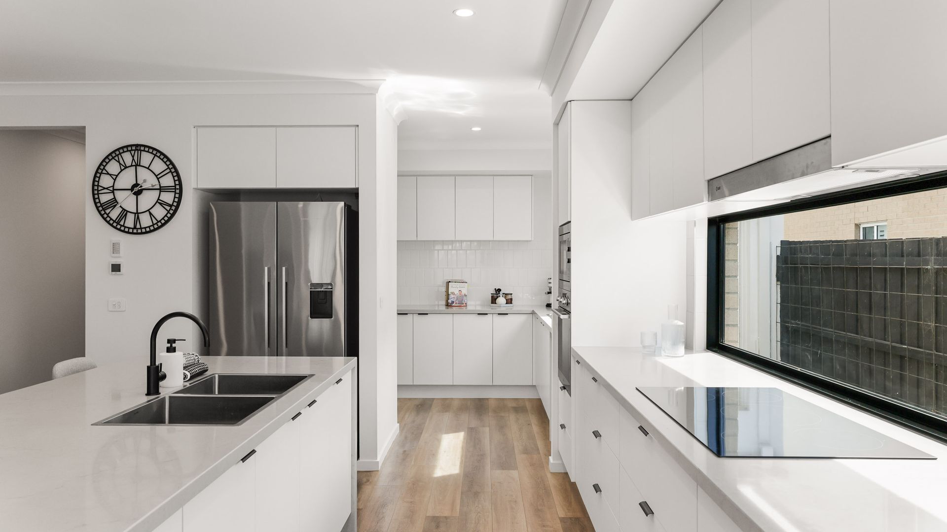 Kylskåp, mikrovågsugn, ugn och spishäll