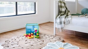 4 عدّة غرف نوم ومكواة/لوح كي وسرير سفر وخدمة الإنترنت