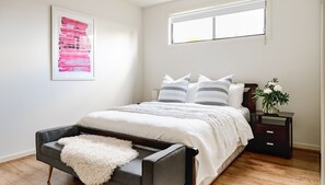 4 slaapkamers, een strijkplank/strijkijzer, reisbedje, internet