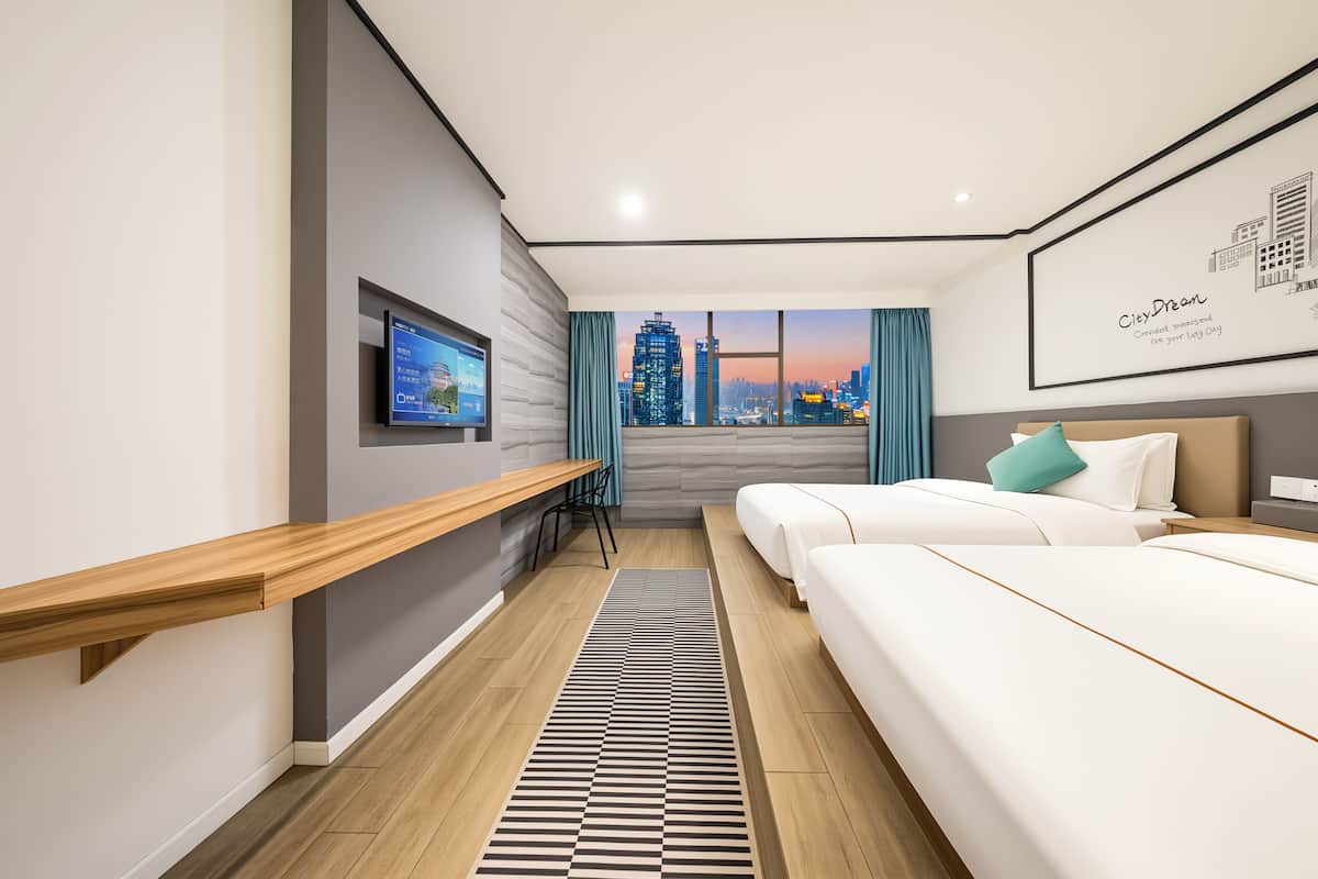 Habitación clásica con 2 camas individuales, vistas a la ciudad | Ropa de cama de alta calidad y colchones con acolchado adicional