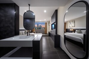 Minimalist King Room | Bilik Mandi | Hulu semburan mandi hujan, selipar, tuala disediakan 