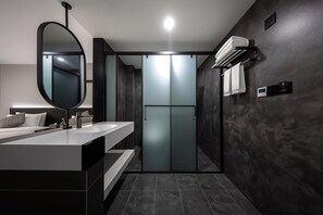 Selected City View Twin Room | Baño | Regadera tipo lluvia, pantuflas, toallas 