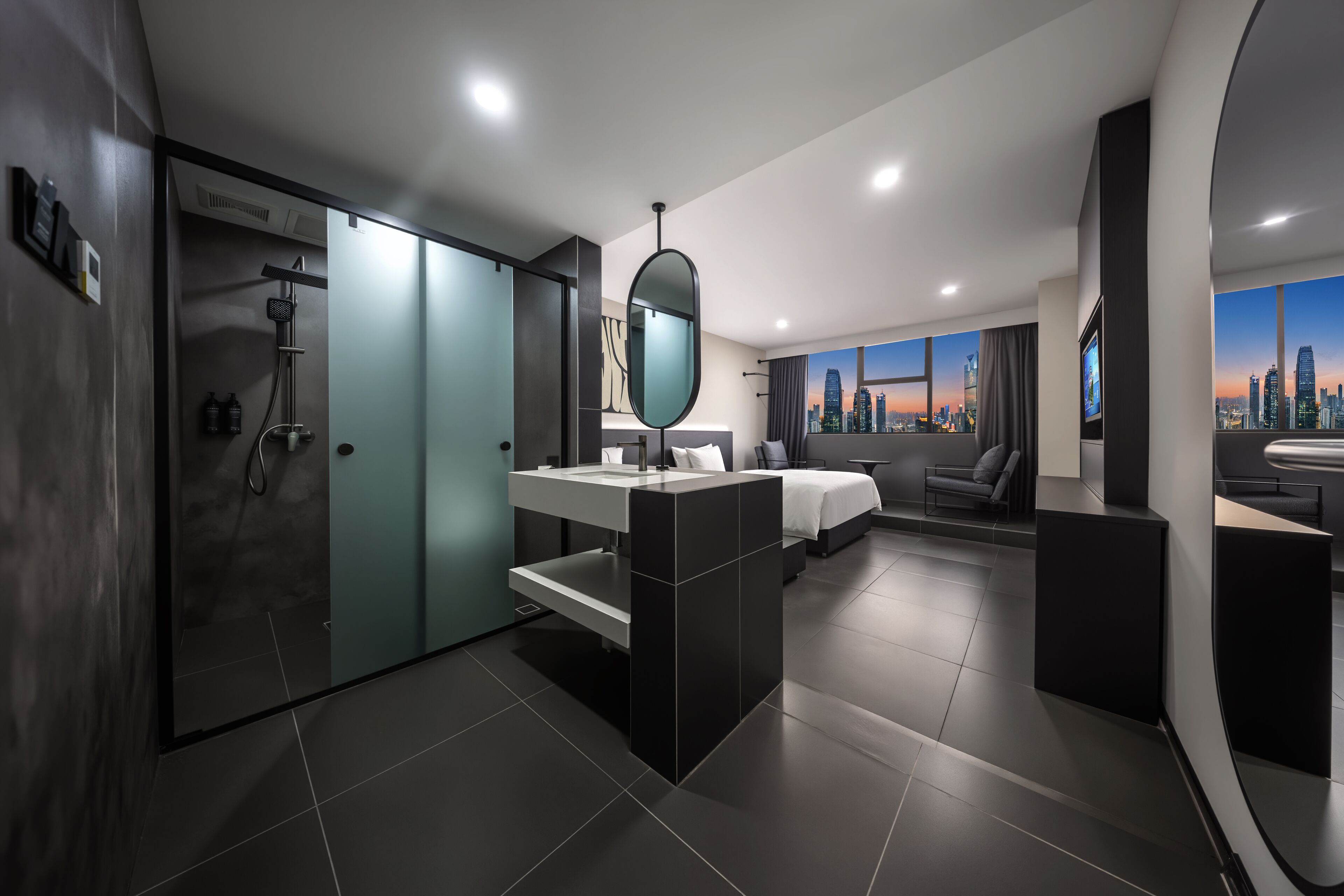 Simple Family Triple Room | Badezimmer | Regendusche, Hausschuhe, Handtücher