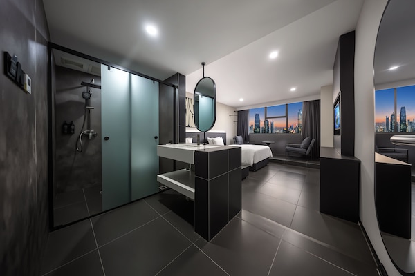 Simple Family Triple Room | Bad | Regndusjhode, tøfler og håndklær