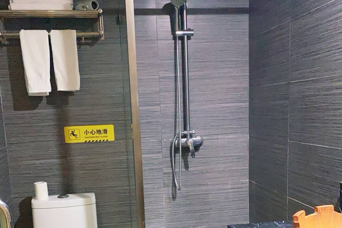 Enjoyable King Room | Bathroom