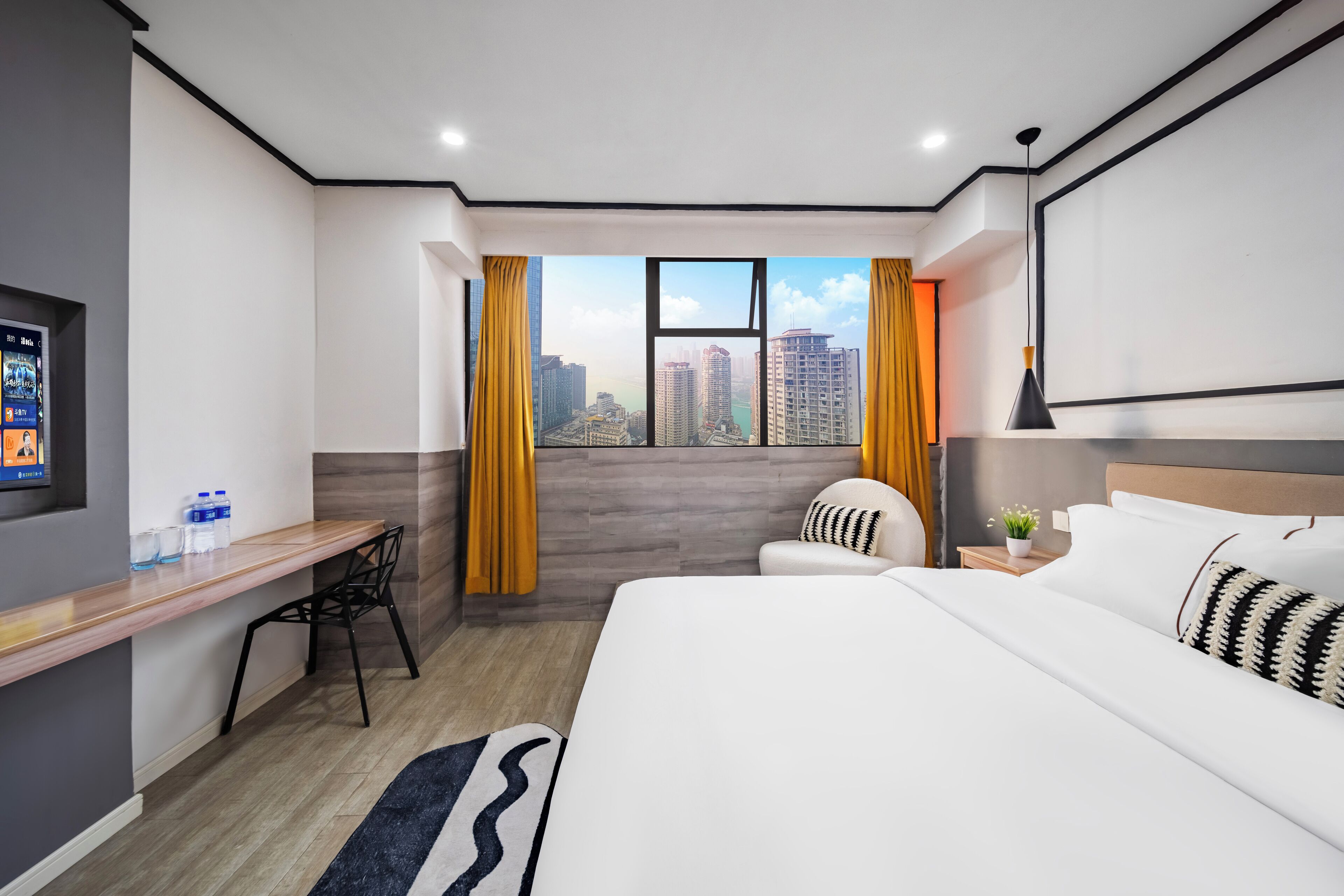 Light luxury tatami | Roupas de cama premium, camas com colchões pillow-top, Wi-Fi de cortesia