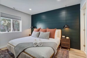 6 quartos, escrivaninha, ferros/tábuas de passar roupa, berço de viagem