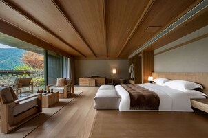 Ropa de cama de alta calidad, cubrecamas, minibar y escritorio 