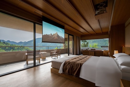Ropa de cama de alta calidad, cubrecamas, minibar y escritorio