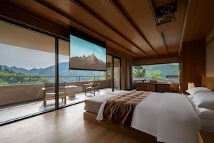 Ropa de cama de alta calidad, cubrecamas, minibar y escritorio 