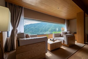 Ropa de cama de alta calidad, cubrecamas, minibar y escritorio