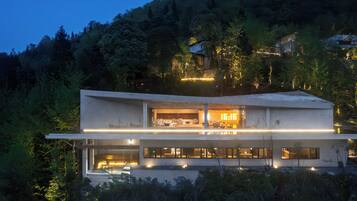 Vista frontal de la propiedad