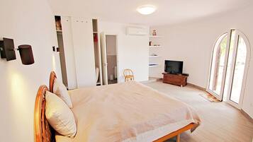 2 slaapkamers, een bureau, een strijkplank/strijkijzer, wifi