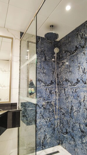 Haartrockner, Handtücher, Seife, Toilettenpapier