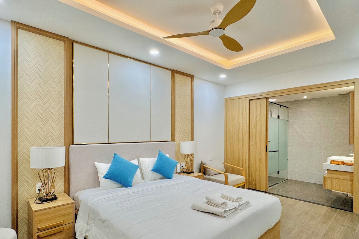 Premium bedding, pillow-top beds, free minibar items