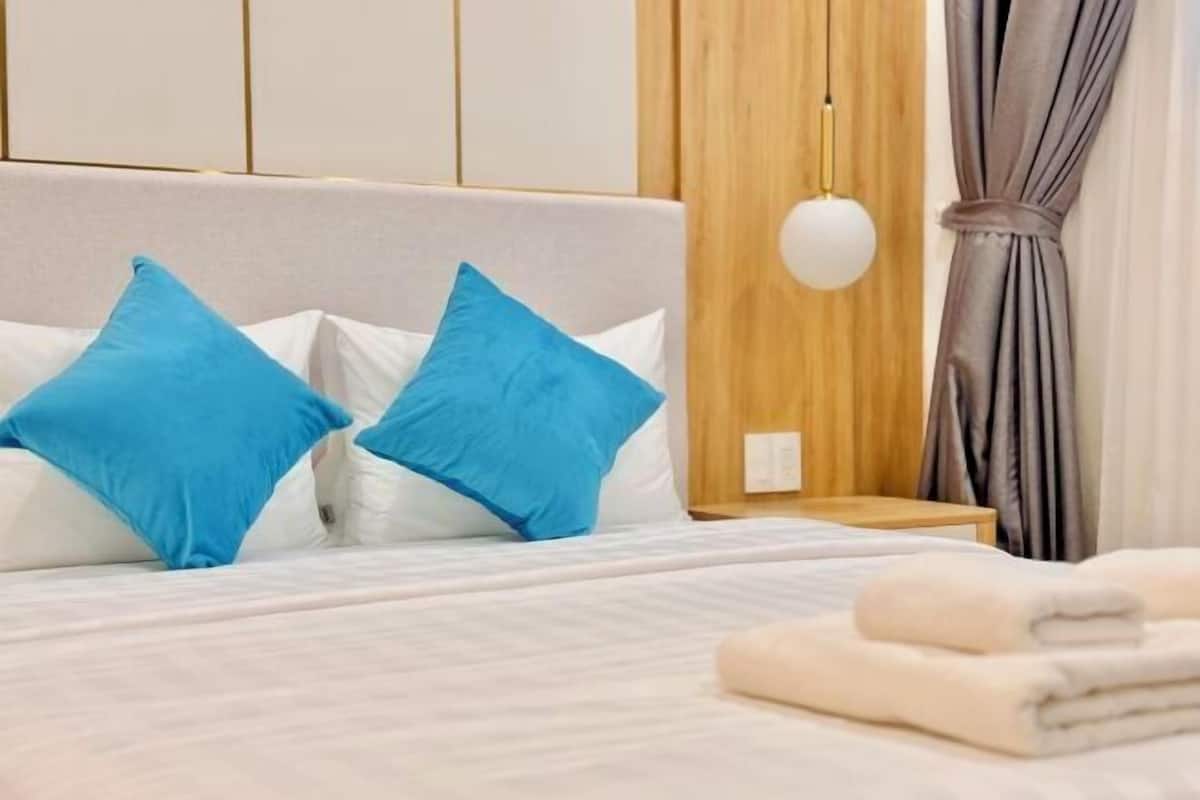 Luxe beddengoed, pillowtop-bedden, een minibar met enkele gratis items