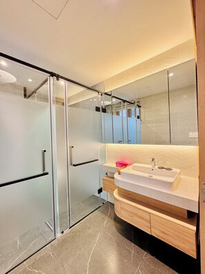 Habitación Deluxe doble | Baño | Ducha, secador de pelo, zapatillas y toallas
