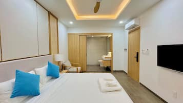 Double Room, 1 King Bed, No Windows | Premium bedding, pillowtop beds, free minibar items