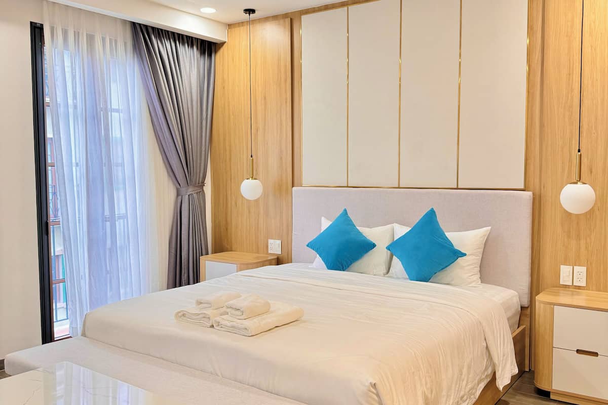 Premium bedding, pillow-top beds, free minibar items