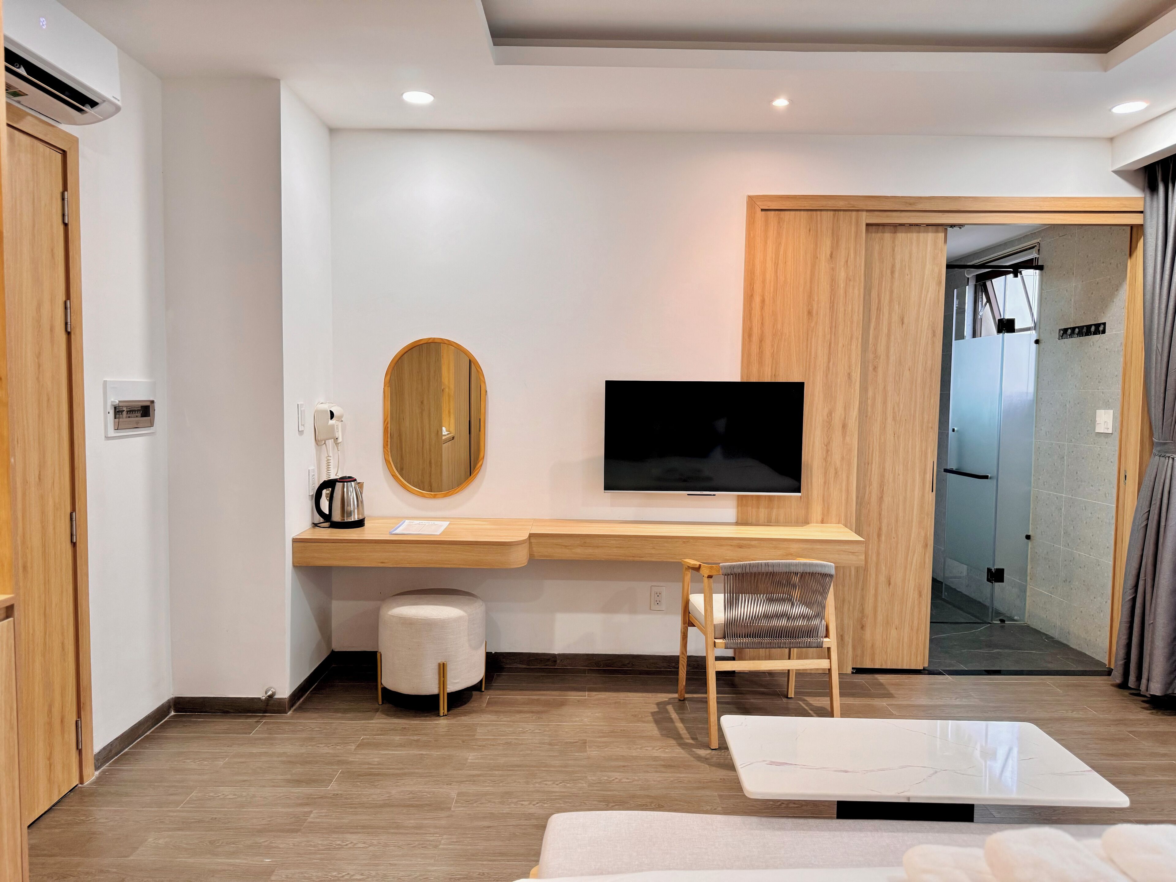Deluxe Double Room, 1 King Bed, City View | Premium bedding, pillowtop beds, free minibar items