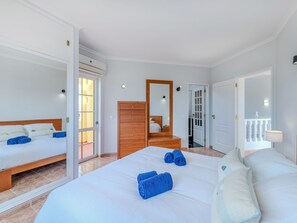 6 Schlafzimmer, Schreibtisch, Internetzugang