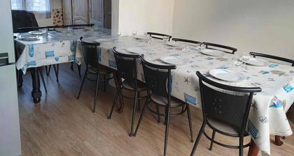 House center town 5 bedrooms 700m from the beach, private parking, pets allowed