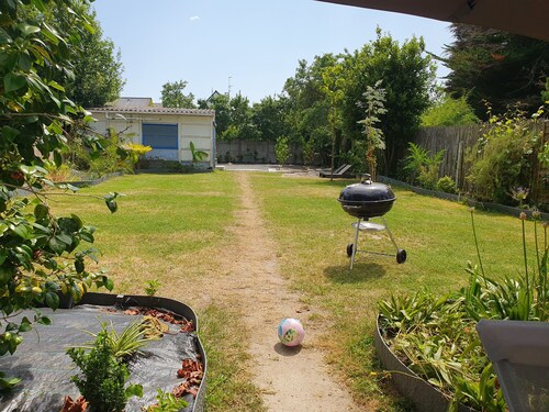 House center town 5 bedrooms 700m from the beach, private parking, pets allowed