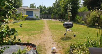 House center town 5 bedrooms 700m from the beach, private parking, pets allowed