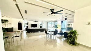 A spacious, well-lit living area with a large dining table, comfortable seating, and a ceiling fan. - Cozy 2-bedroom apartment in beautiful Cancún with WiFi, AC (Cancún)