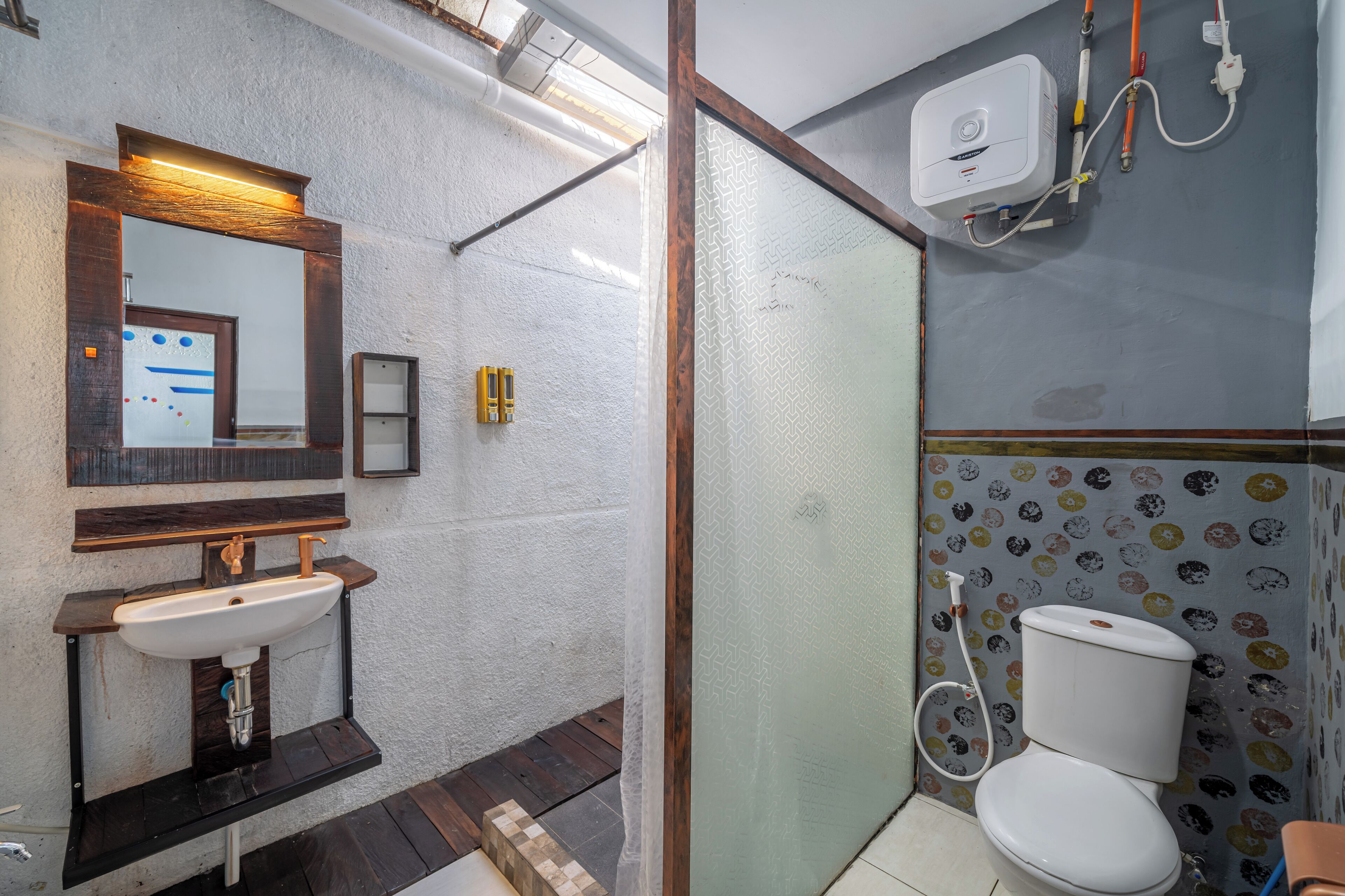 Une salle de bain avec un lavabo blanc, un miroir et des toilettes.